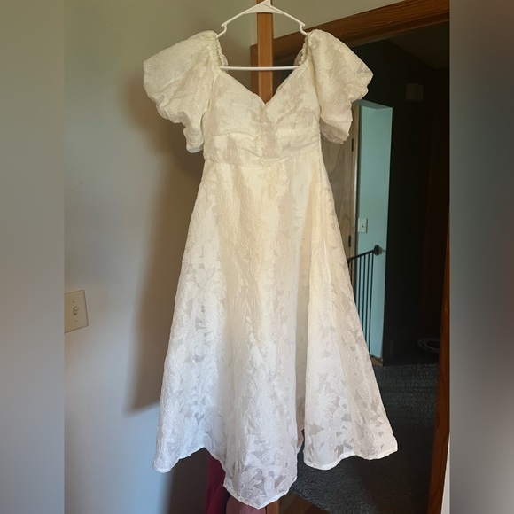 Beautiful White midi Dress - Picture 3 of 5